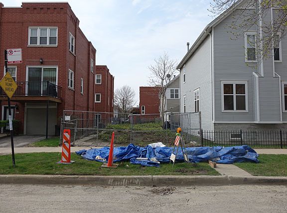 2nd image of 1851 W Oakdale Ave