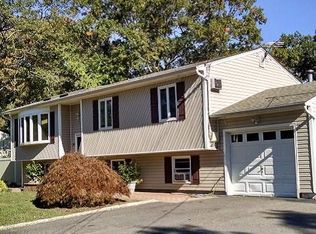 31 Lodge Pl, West Babylon, NY 11704