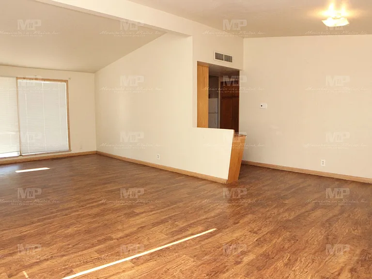 523 S Grant Ave — Photo 3