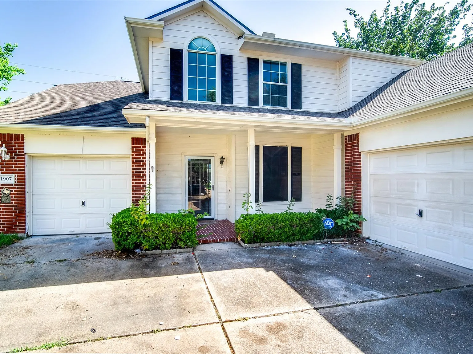 3 bed, 3.0 bath, 2374 sqft, $2,095 — Photo 3