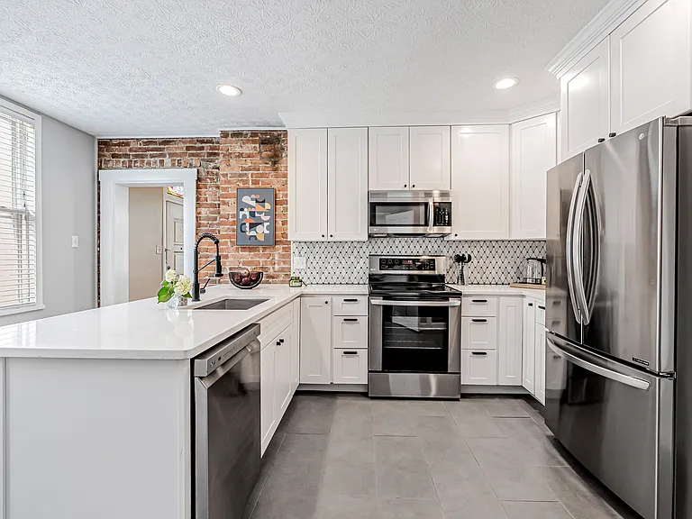 646 S Pearl St — Photo 1