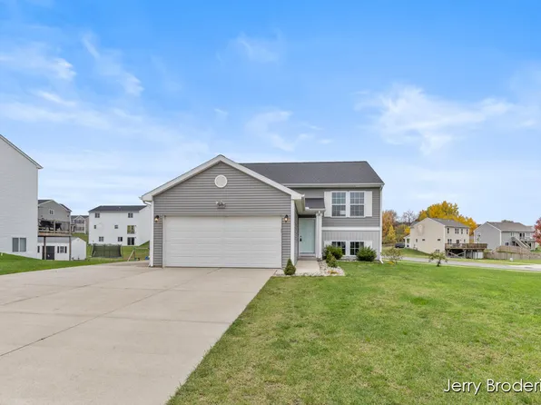 917 Oak Wind Ct, Middleville, MI 49333
