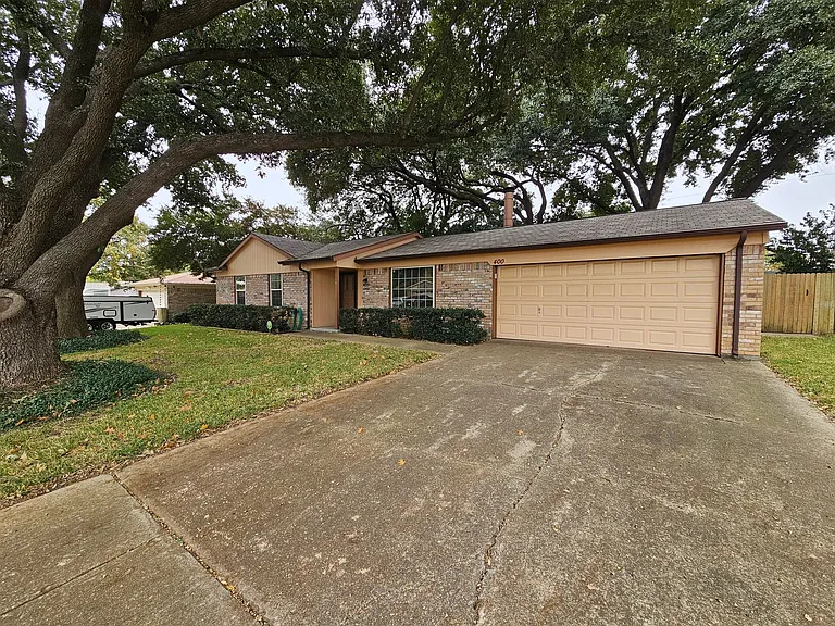 400 Hallmark Dr — Photo 3