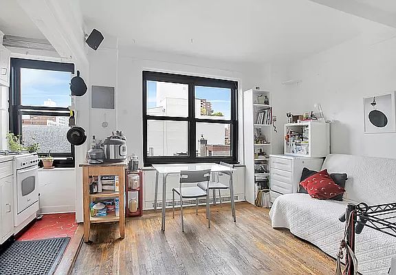 2nd image of 300 W 23rd St #8BC