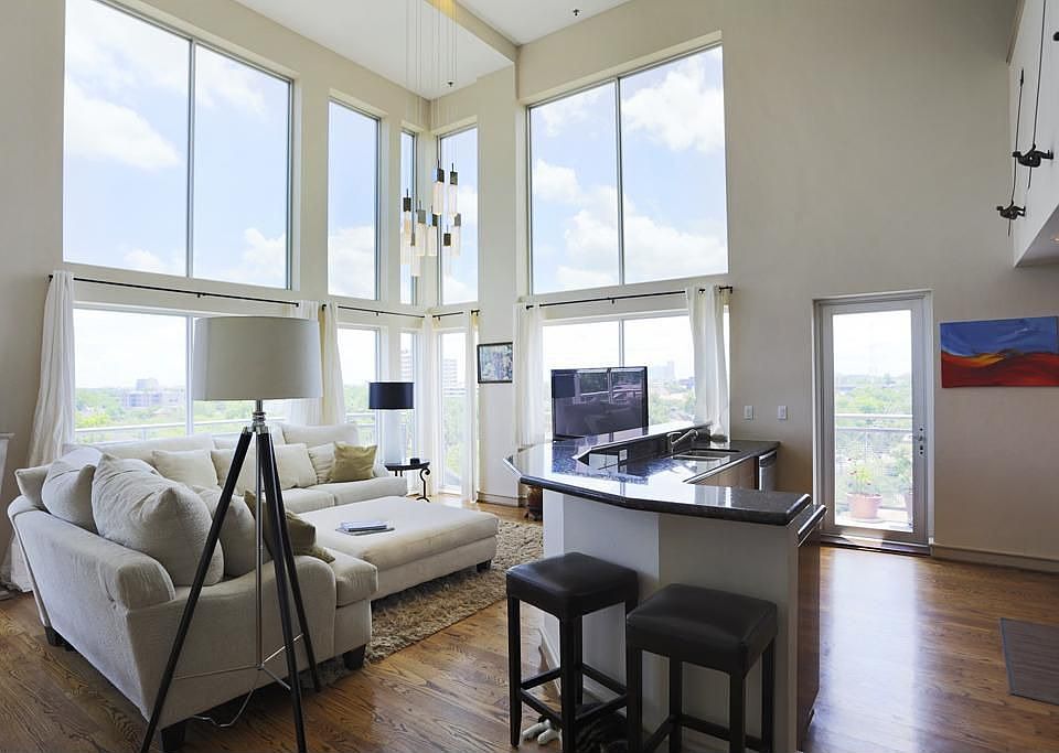 Amazing floor to ceiling glass windows with beautiful views of Houston!