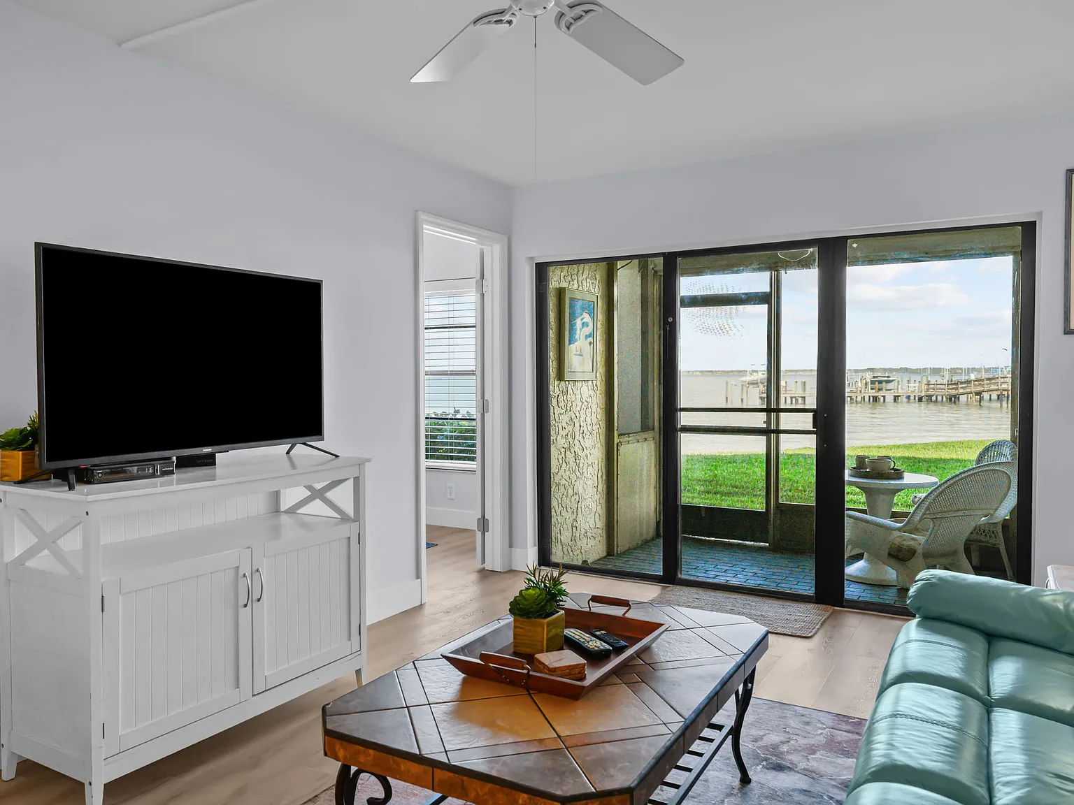 2 bed, 915 sqft, $3,400 — Photo 3