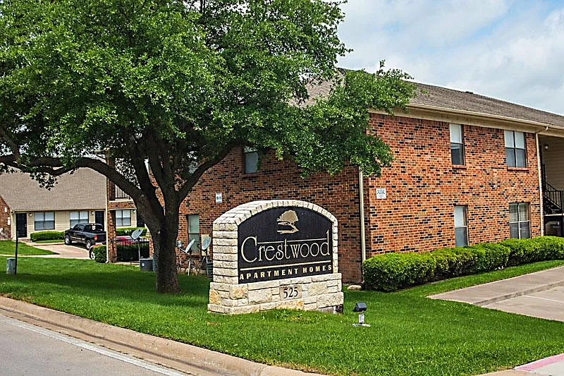 Crestwood Apartments — Photo 2