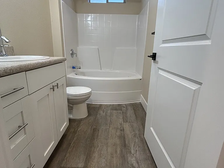 1080SQFT Unit Main Bathroom
