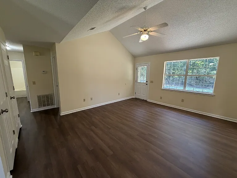 150 NE Jamey Ln — Photo 3