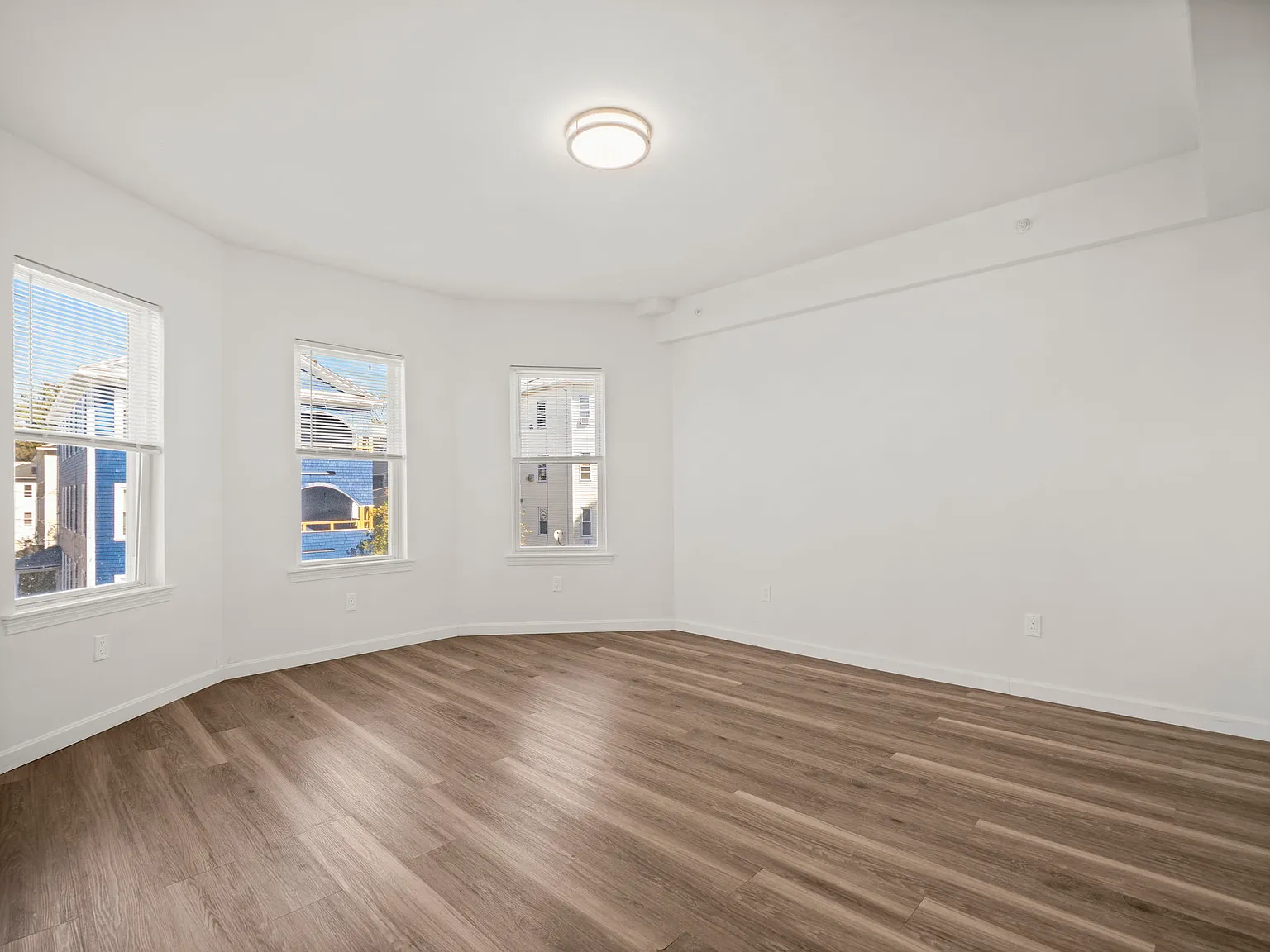 4 bed, 1150 sqft, $2,975 — Photo 4