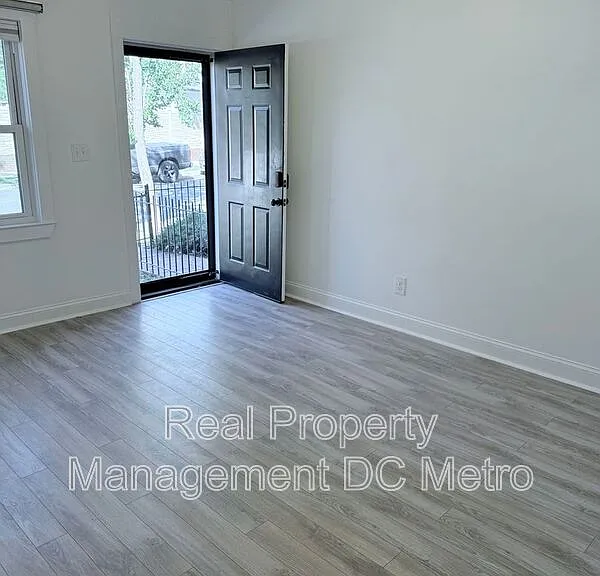 1447 Holbrook St NE — Photo 6