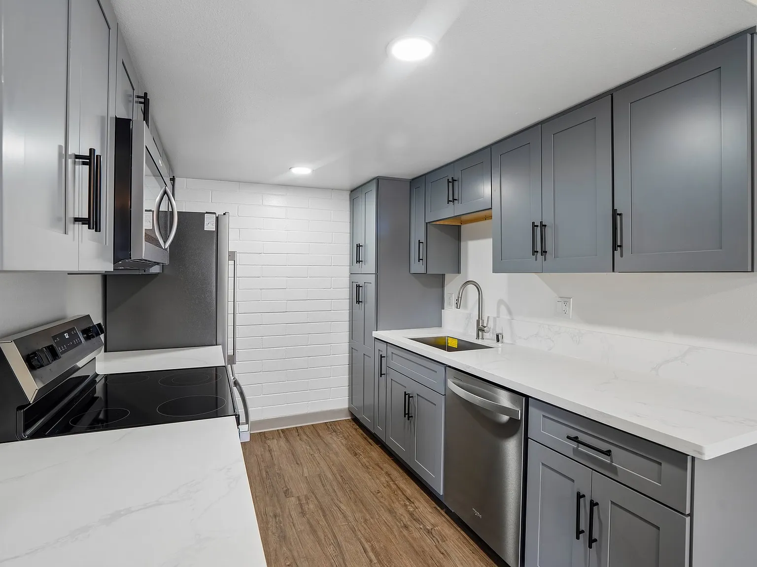 Sunset East Apartments — Photo 3