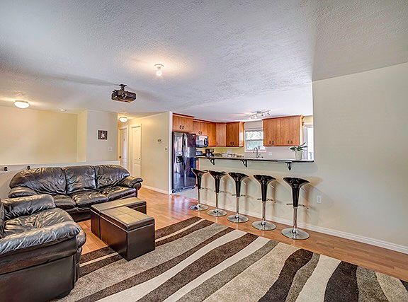 3rd image of 4553 S Edgeware Ln