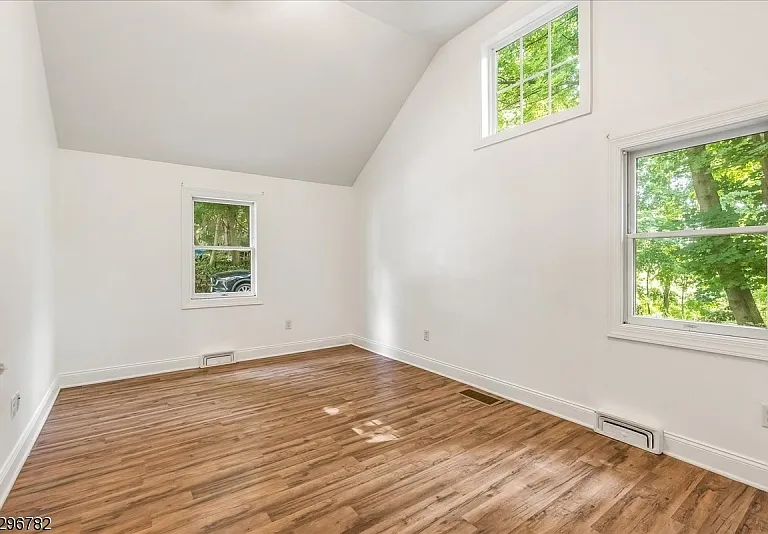 132 Sparta Ave — Photo 7