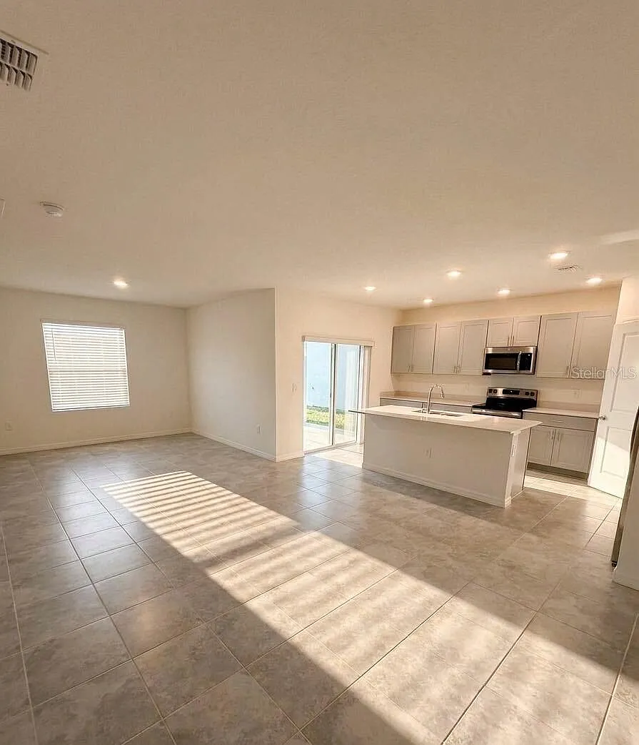 4 bed, 2.0 bath, 1813 sqft, $2,300 — Photo 3