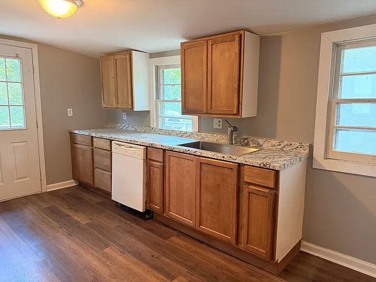 1341 Veterans Pkwy — Photo 8