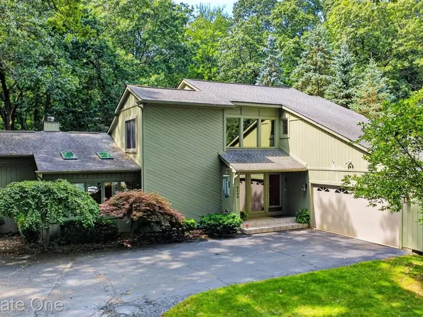 8520 Englewood Dr, Clarkston, MI 48346