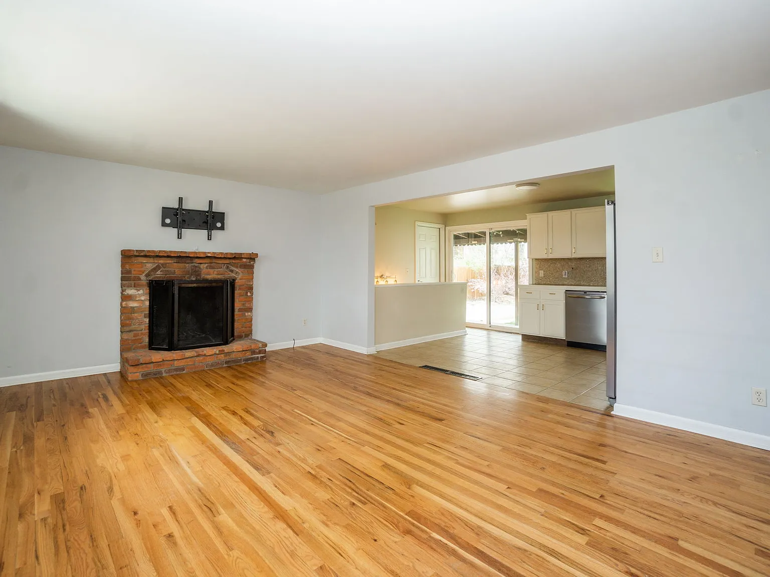 4 bed, 1750 sqft, $3,200 — Photo 3