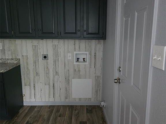 5th image of 909 Saint Matthew Dr