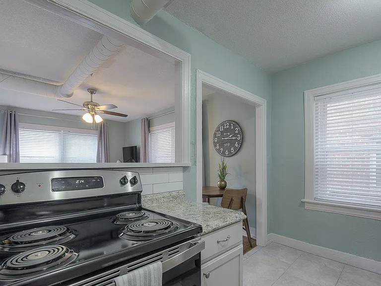 720 & 722 W 37th St — Photo 10