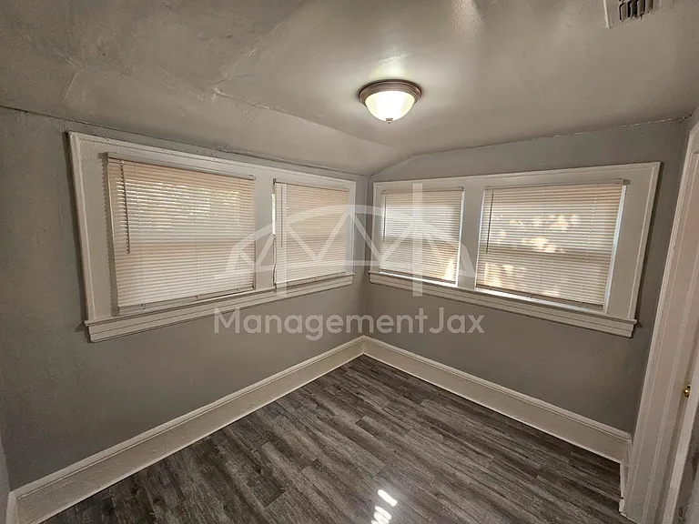 528 W 25th St — Photo 5