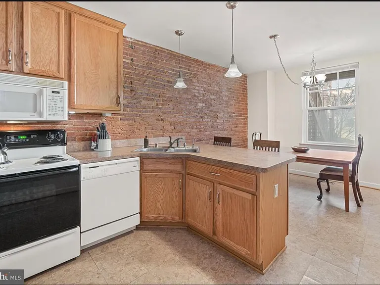 115 S Market St — Photo 12