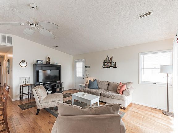 5th image of 3052 West Ave #B