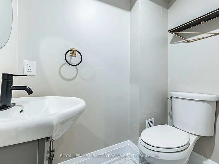 520 Pineview Gdns — Photo 24