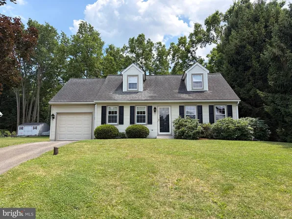 303 Parkwood Dr, Lancaster, PA 17603