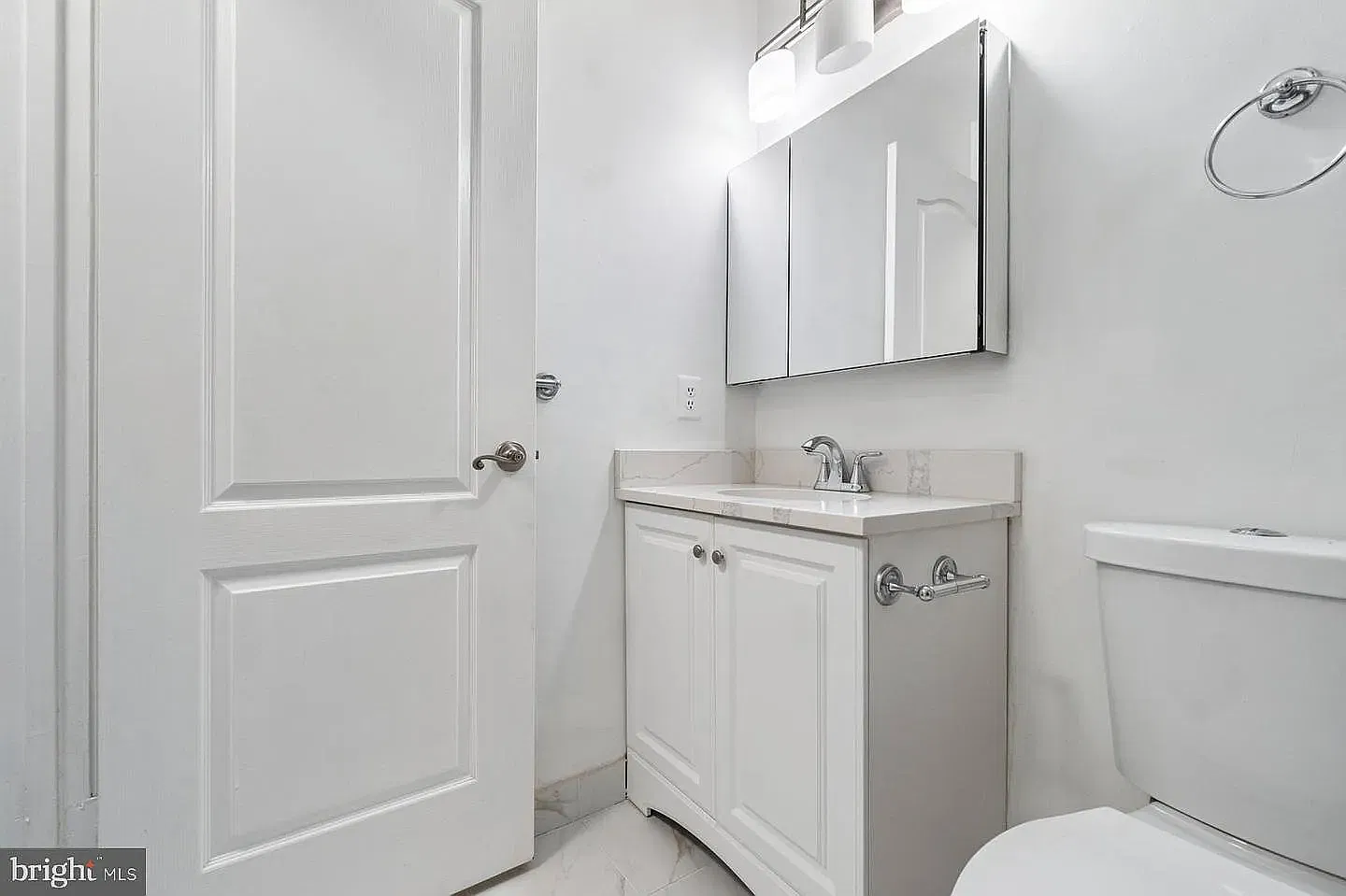 3 bed, 1090 sqft, $2,300 — Photo 2