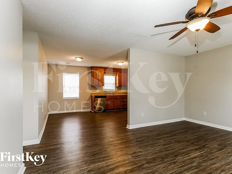 110 Stillwell St — Photo 4