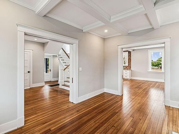 4th image of 2050 Weyer Ave