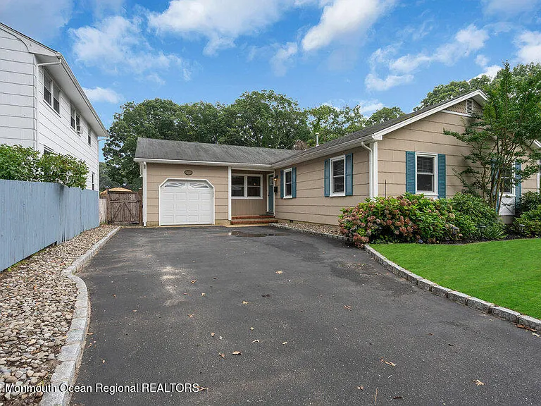 802 Laura Herbert Dr — Photo 3