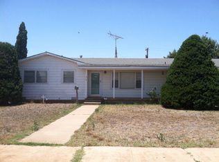 910 S 4th St, Floydada, TX 79235