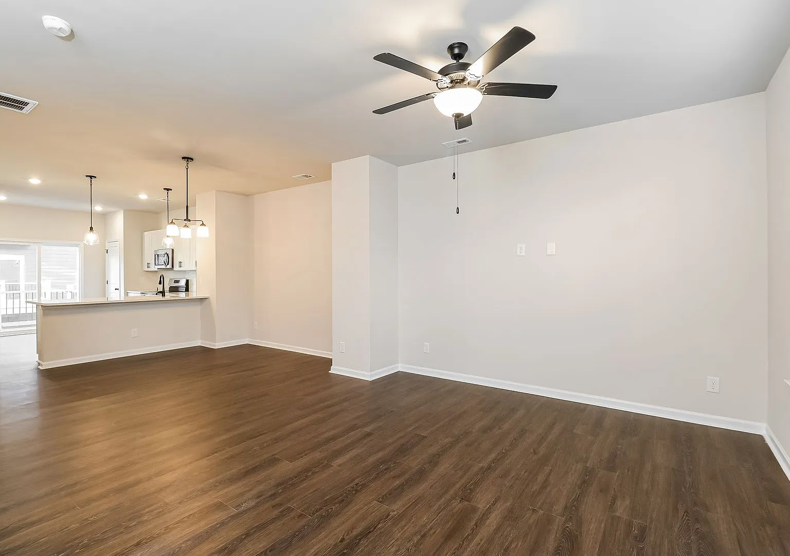Beautiful 3BR 3.5BA Townhome w/ Full Appliance Kitchen Garage Parking in University — Photo 2
