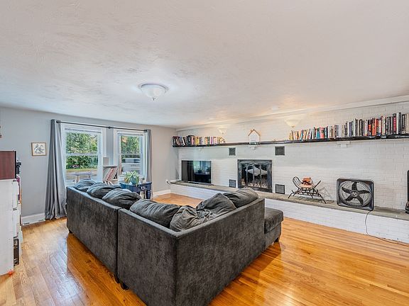5th image of 601 East St