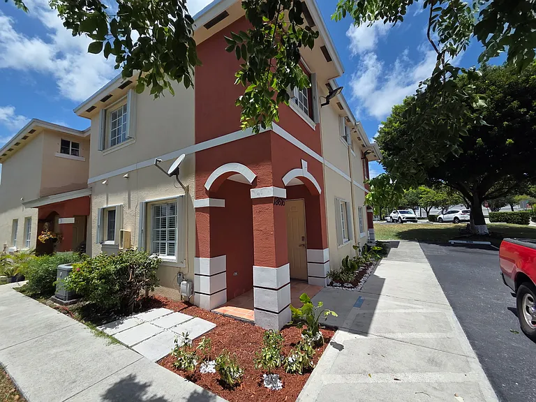 18616 SW 100th Ave — Photo 2