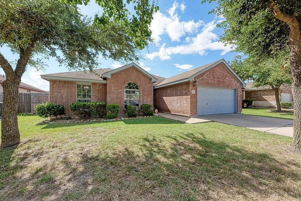 3 bed, 2.0 bath, 1671 sqft, $2,050 — Photo 2