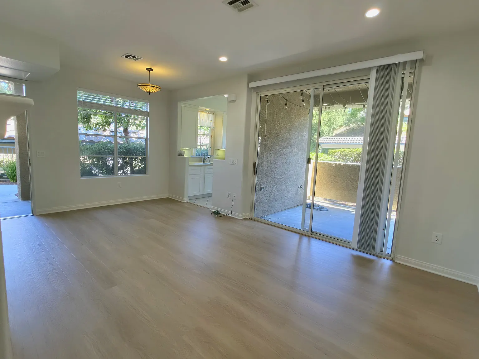 2 bed, 944 sqft, $3,275 — Photo 3