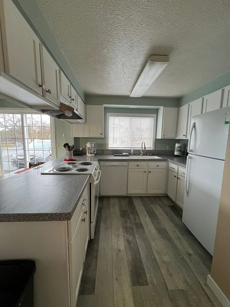 2 Bedroom, 1.5 Bathrooms - Fully Furnished Apartment — Photo 4