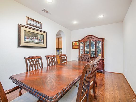 4th image of 27691 Gladstone Dr