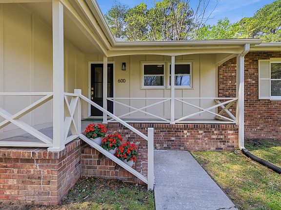3rd image of 600 Tinkerbell Rd