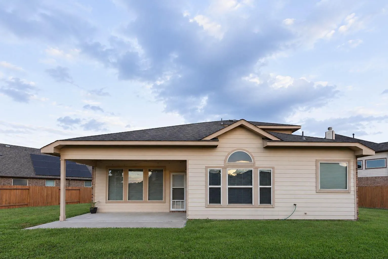 4 bed, 3.5 bath, 2570 sqft, $2,800 — Photo 4