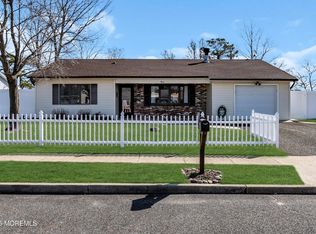 3 Roxbury Dr, Barnegat, NJ 08005