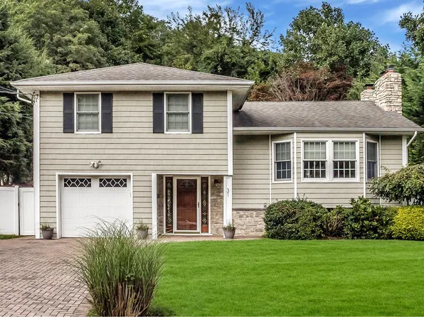 31 Meadowfield La Gln, Glen Cove, NY 11542