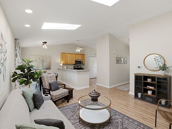 5th image of 419 Windsor Ln