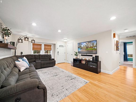 3rd image of 285 NE Hyde Cir