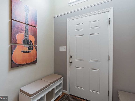 4th image of 937 Forest Hills Ave