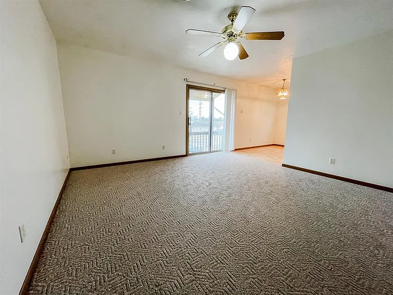 500 E College St #B-4 — Photo 6