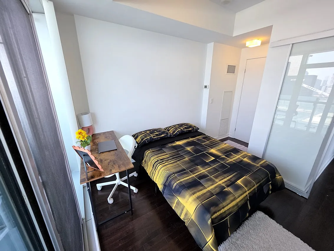 Deluxe Room - York St & Bremner Blvd — Photo 2